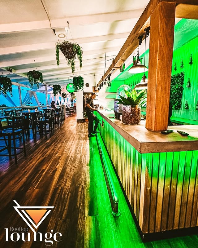 V LOUNGE & ROOFTOP